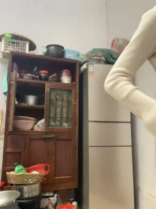 【雨哥原创】骚货逼痒难耐在厨房露出她的骚逼自慰